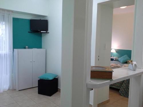 a room with a bedroom with a bed and a mirror at M&A Apartamentos Temporales in Bahía Blanca