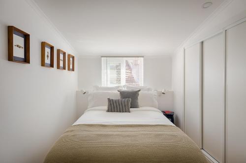 里斯本的住宿－Romantic Gem in Graça，卧室配有一张带白色墙壁的大床