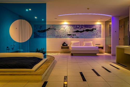 een slaapkamer met 2 bedden en een badkamer bij Nantai premium MOTEL in Florianópolis