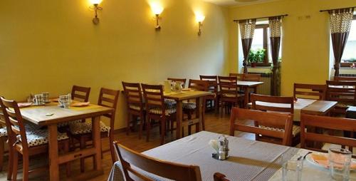 Um restaurante ou outro lugar para comer em Pansion Potok (kod Suzi)