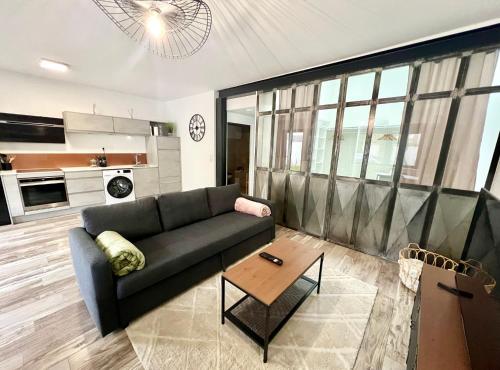 un salon avec un canapé et une table dans l'établissement L'Horizon - Super appartement entre Paris & Disney, à Gagny