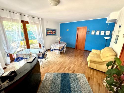 a living room with a couch and a table at B&B Mariposa in Collecorvino