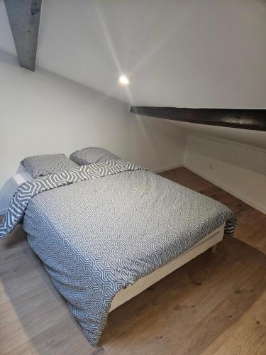 Un ou plusieurs lits dans un hébergement de l'établissement Studio spacieux, chaleureux et refait à neuf.