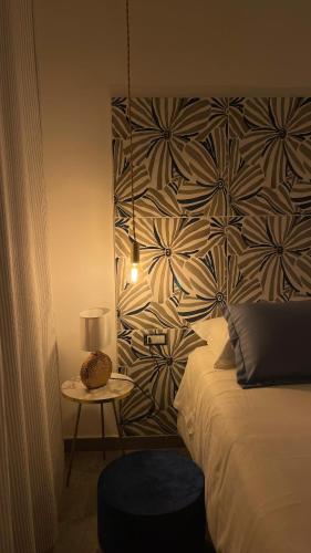 een slaapkamer met een bed en een tafel met een muur bij Le muratelle guest house in Salerno