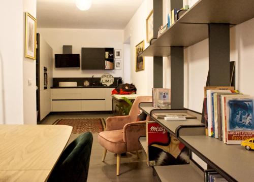 Casa del vicolo Fortunato في تشيفيتافيكيا: غرفة معيشة مع طاولة وكراسي في غرفة