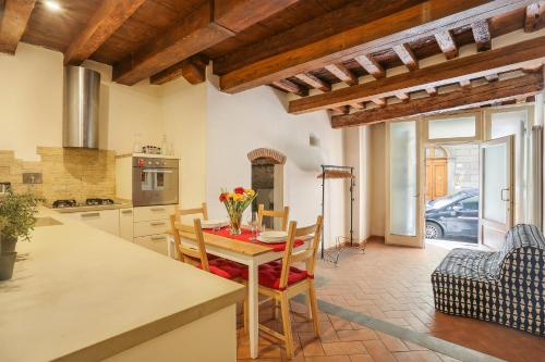 Historic apartment with private courtyard in Santa Croce