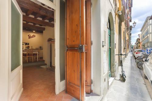 Historic apartment with private courtyard in Santa Croce