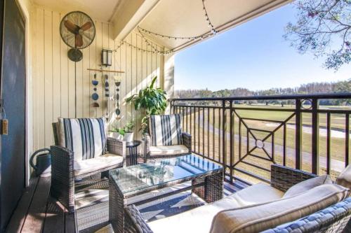 a screened porch with chairs and a glass table at Matchless Luxury III on Mill Pond - 3168-3170 in Wesley Chapel