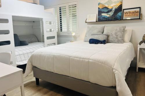 - une chambre avec un grand lit blanc et 2 lits jumeaux dans l'établissement Matchless Luxury III on Mill Pond, à Wesley Chapel