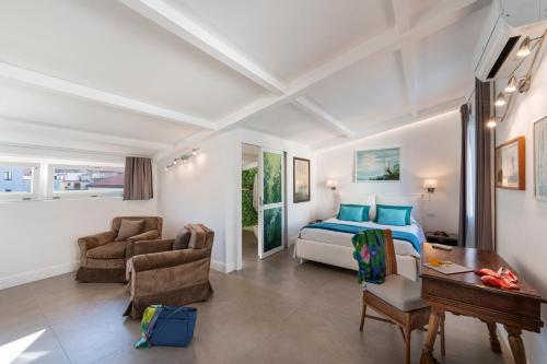 Enfasi Holiday Home في فيكو إيكوينس: غرفة نوم مع سرير مزدوج كبير ومكتب
