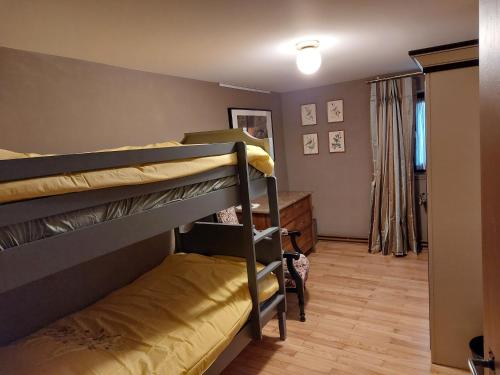 Cette chambre comprend 2 lits superposés et un couloir. dans l'établissement Gîte Charlotte et Suzette, à Gueberschwihr