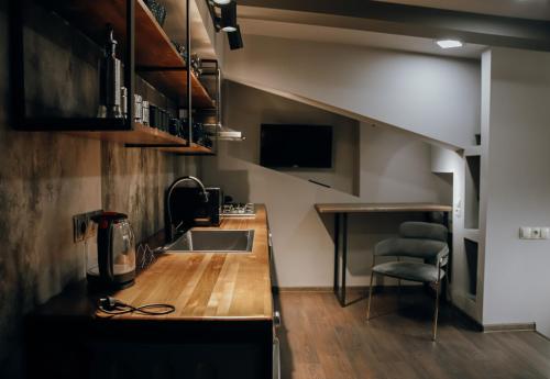 una cocina con fregadero y encimera en Mansarda House, en Tiflis