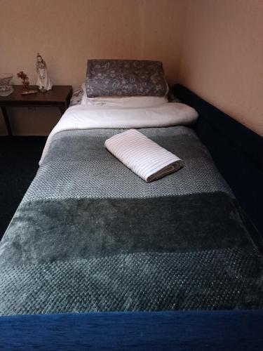 una cama con una almohada encima en Apartman Radmila en Jagodina