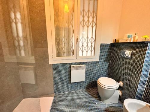 une salle de bain avec toilettes et lavabo dans l'établissement Appartamento La Grande Bleue, à Menton