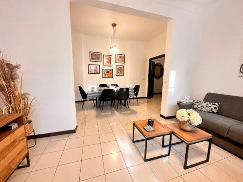 un salon avec un canapé et une table dans l'établissement Appartamento La Grande Bleue, à Menton