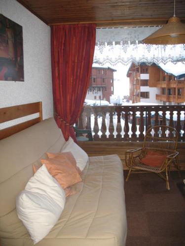 Val Thorens Studio Cabine 4 Personnes في فال تورن: غرفة معيشة مع أريكة وشرفة