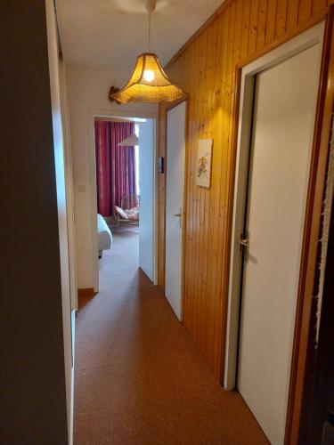 un pasillo que conduce a una habitación con un pasillo en Val Thorens Studio Cabine 4 Personnes en Val Thorens
