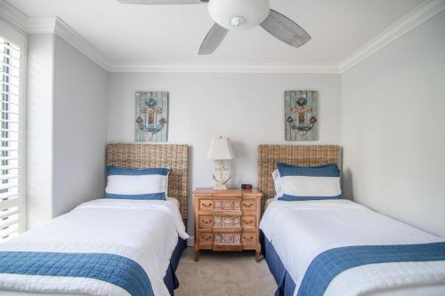 2 camas individuais num quarto com uma ventoinha de tecto em F-2 Seascape Nirvana em Oceanside