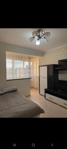 1 dormitorio con 1 cama y ventilador de techo en CreangaView en Chişinău