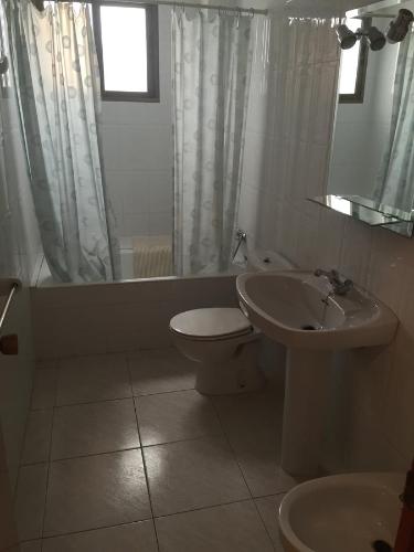 y baño con lavabo, aseo y ducha. en Apartamentos Vicent, en Peñíscola