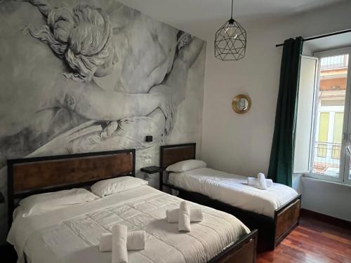 羅馬的住宿－Domus Romana，一间卧室设有两张床,墙上挂着一幅画