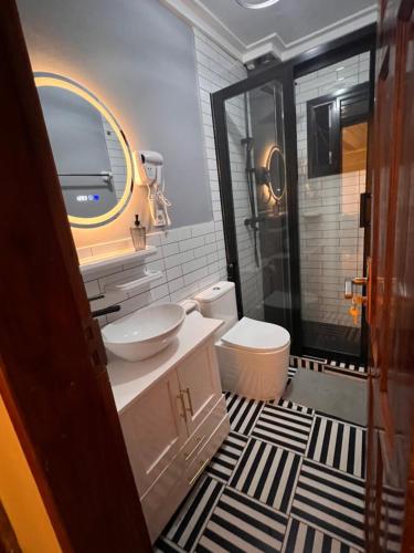 Ett badrum på Residence Ethan Nji - Elegant Escape