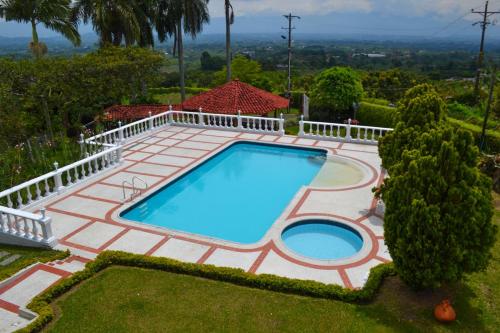 une image d'une piscine dans une cour dans l'établissement Finca con billar y piscina para un Descanso Familiar, à Pereira