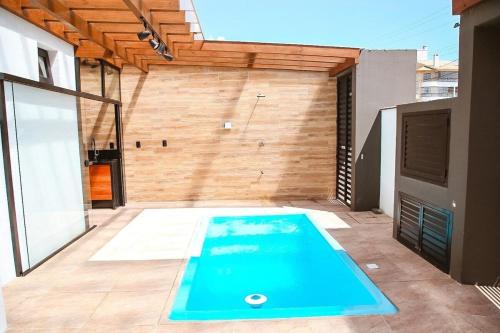 a swimming pool in the middle of a patio at Apto Pé na Areia com Piscina Privativa in Imbituba