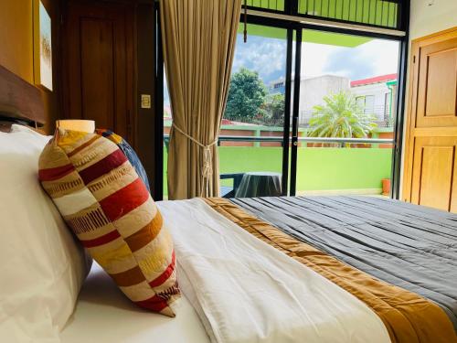 Säng eller sängar i ett rum på The Rainier Bed & Breakfast 5