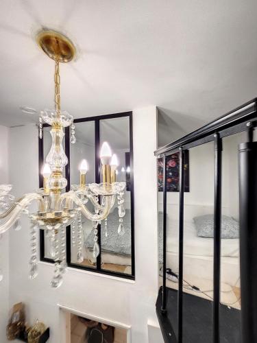 un lustre suspendu au plafond d'une pièce dans l'établissement AU GRASL UN, à Nantes