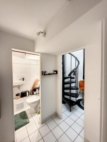 La salle de bains est pourvue de toilettes et d'un escalier. dans l'établissement AU GRASL UN, à Nantes