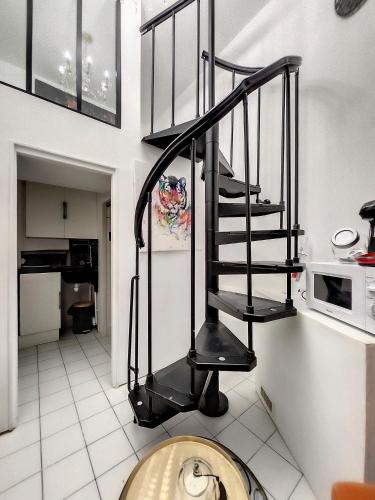 - un escalier en colimaçon noir dans la cuisine dans l'établissement AU GRASL UN, à Nantes