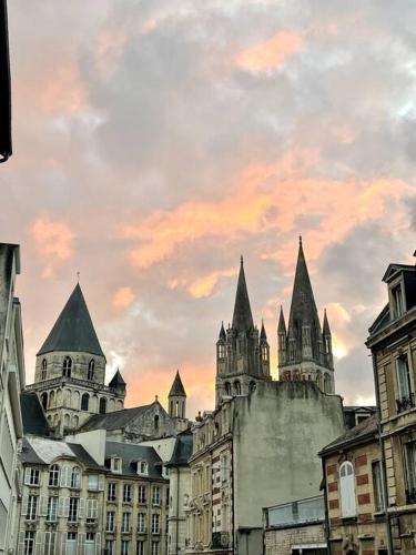 un vieux château avec des tours sur un ciel nuageux dans l'établissement Joli appartement centre-ville, à Caen