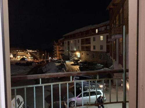 Kʼumlistsʼikhe的住宿－axis，夜晚从停车场的阳台上可欣赏到风景