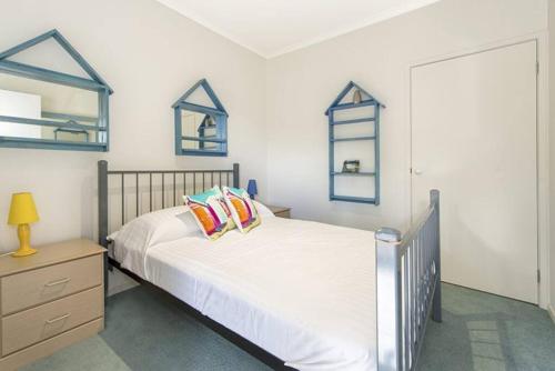 1 dormitorio con cama, tocador y espejo en Sea Paradise at St Andrews Beach. Great Sea views., en Saint Andrews Beach