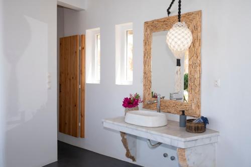uma casa de banho com um lavatório e um espelho em Cocos Villa em Praia Super Paradise