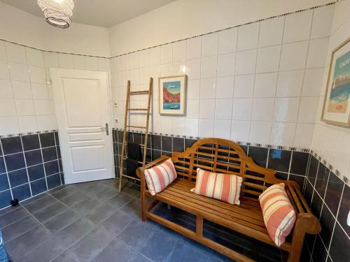 a room with a bench with two pillows on it at L'annexe du domaine de brisset in Montélimar