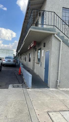 un bâtiment avec une porte bleue à côté d'un parking dans l'établissement Budget inn Whittier, à Whittier
