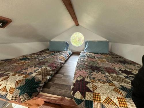 Кровать или кровати в номере Treehouse at Berry-patch