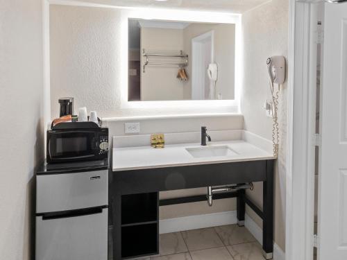 a bathroom with a sink and a mirror at Dream Inn in Fresno