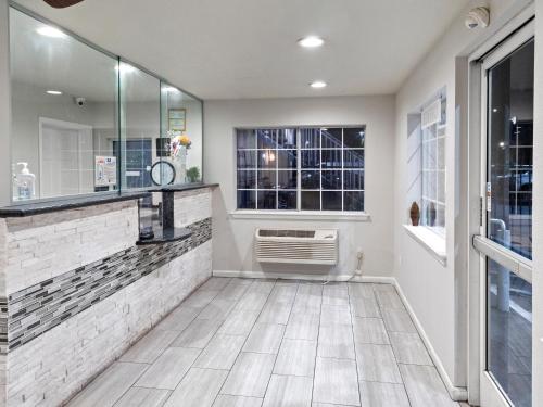 La salle de bains est pourvue d'un lavabo et d'une fenêtre. dans l'établissement Dream Inn, à Fresno
