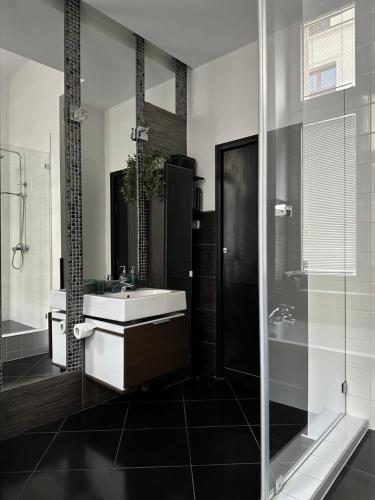 Ένα μπάνιο στο P-122 Piotrkowska Apartment.