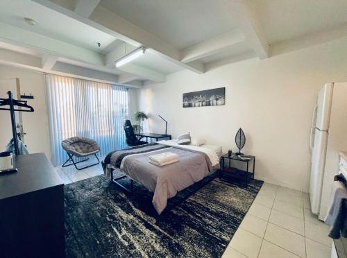 Kama o mga kama sa kuwarto sa Wonderful LA studio apartment