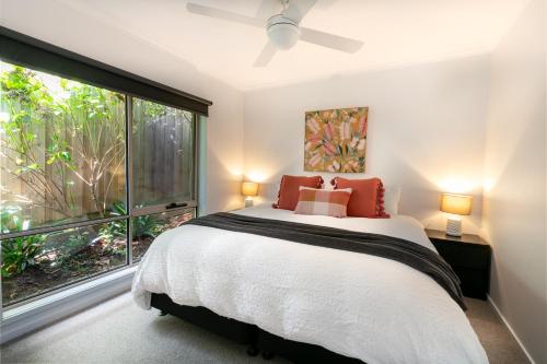 una camera da letto con un letto e una grande finestra di Pet Friendly 3 bedroom house with large backyard a Clifton Springs