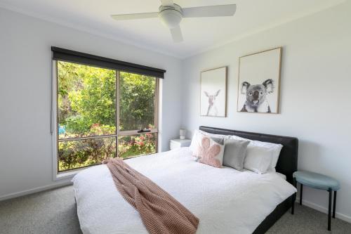 una camera da letto con un letto e una grande finestra di Pet Friendly 3 bedroom house with large backyard a Clifton Springs