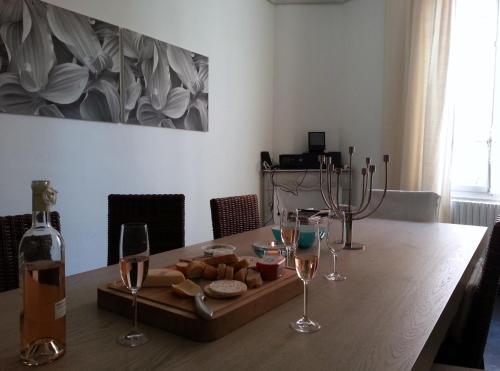 カンヌにある16 Avenue Marechal Gallieniのワイングラス付きテーブル、パン付きカッティングボード