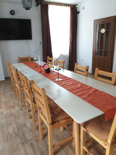 a conference room with a large table and chairs at Къща за гости Куклите Петревене in Petrevene