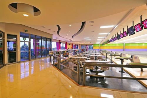una cafetería con filas de mesas en un centro comercial en Convention Center Residential Loft/8k from Airport, en Electriona