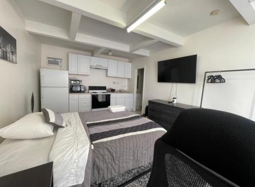 um quarto com uma cama grande e uma cozinha em Wonderful LA studio apartment em Los Angeles