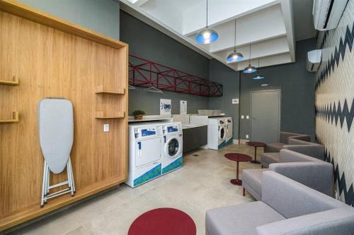 una lavanderia con lavatrice e asciugatrice di Apartamento Moderno - 8Km Aeroporto GRU a Guarulhos